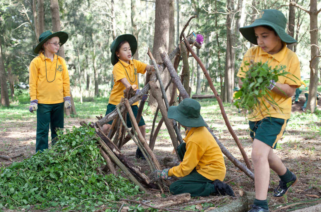 kids building a shelter 1024x676